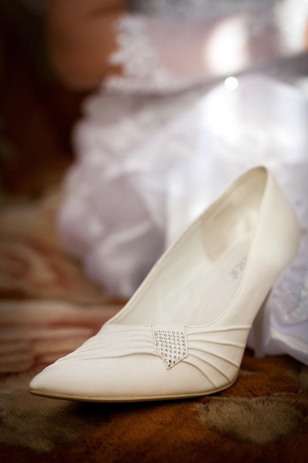 Свадебное платье,  свадебные туфли. 2